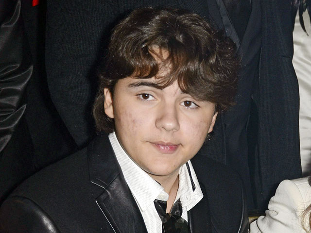 Сын скончавшегося "поп-короля" Майкла Джексона, 16-летний Принц Майкл Джозеф Джексон (старший) дебютировал в качестве корреспондента на телеканале Entertainment Tonight (ET)