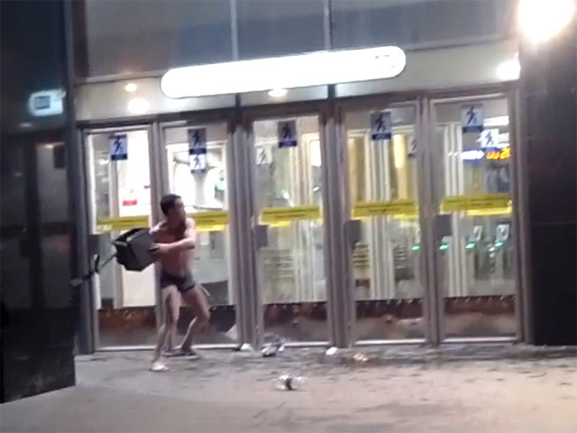 В Петербурге голый мужчина атаковал станцию метро "Международная"