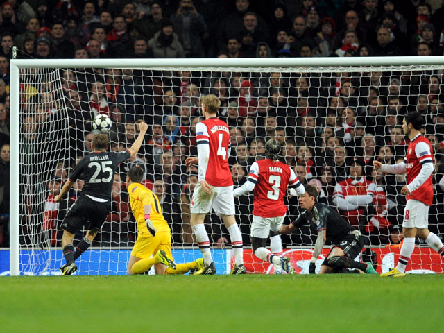 Несмотря на первый пропущенный в 2013 году гол "Бавария" в Лондоне отпраздновала убедительную победу над "Арсеналом" со счетом 3:1 и стала явным фаворитом на выход в 1/4 финала