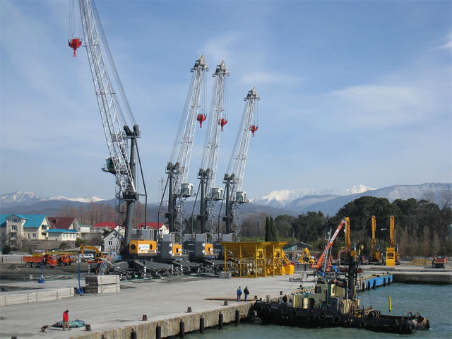 Убыточный порт в Сочи Дерипаска может подарить "Олимпстрою"