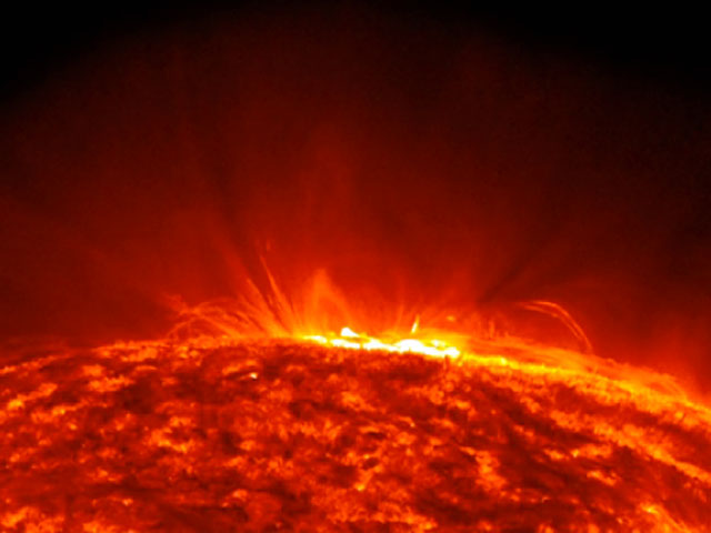 В июле 2012 года на Солнце случилось нечто вроде дождя - магма, вырвавшейся с короны (из внешних слоев атмосферы Солнца) вместе со вспышкой, остыла и "пролилась" причудливыми потоками