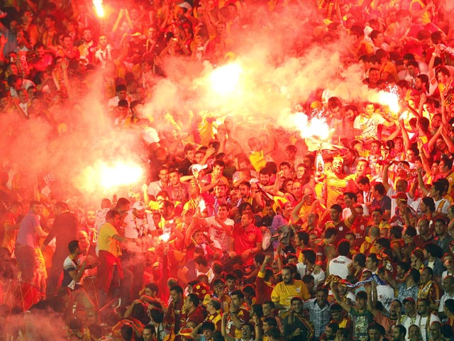 Футбольные болельщики турецкого "Галатасарая" производят шум, вредный для здоровья. По данным экспертов, звуки, издаваемые фанатами, которые признаны одними из самых громких в мире, достигают уровня в 130 децибел