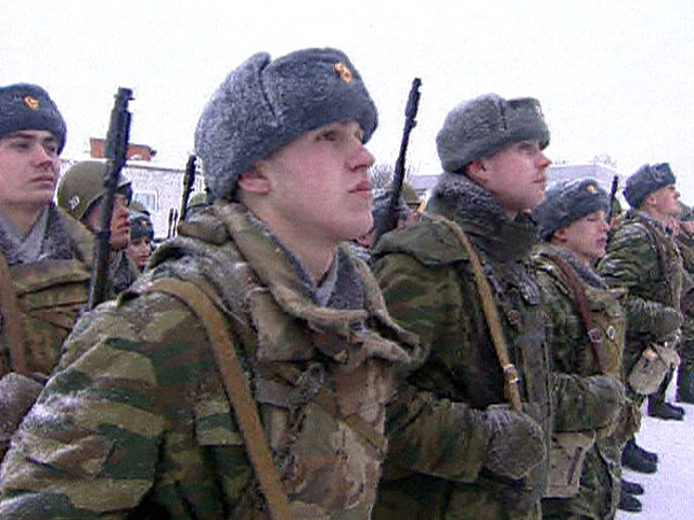 Военные эксперты не оценили идею российских высших учебных заведений отправлять в армию учащихся военных кафедр на три месяца ежегодно вместо летних каникул
