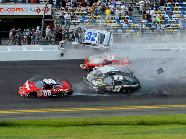 На гонке чемпионата NASCAR в США произошла авария, десятки человек пострадали