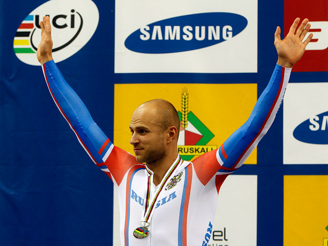Российский гонщик Денис Дмитриев завоевал серебряную медаль в индивидуальной спринтерской гонке на чемпионате мира по велоспорту на треке, который проходит в эти дни в Минске