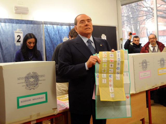 Девушки попытались приблизиться к Берлускони, когда он прибыл на избирательный участок в Милане, чтобы принять участие в парламентских выборах