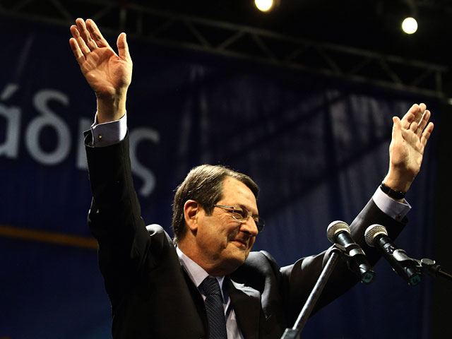 Кандидат правых сил, председатель оппозиционной партии Демократический сбор Никос Анастасиадис побеждает во втором туре президентских выборов на Кипре