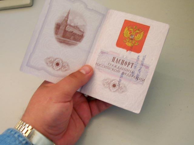 Бумажные паспорта в России останутся до 2025 года, а идея Медведева об электронных картах повиснет в воздухе