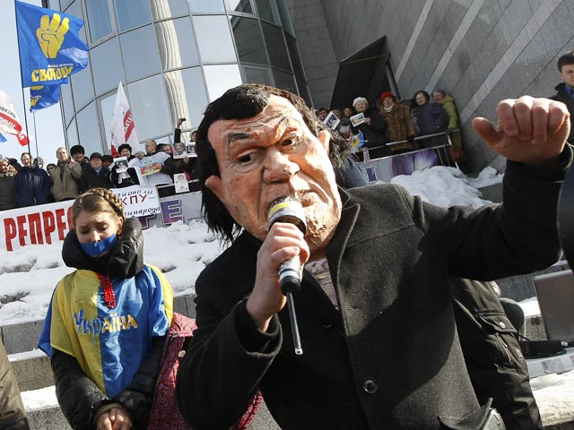 Митинг завершился символическим перфомансом: на площади развернули стилизованный флаг Евросоюза и воссоздали вхождение Украины в ЕС. Главным препятствием на пути евроинтеграции стал мужчина в маске президента Януковича, поющий "Мурку"