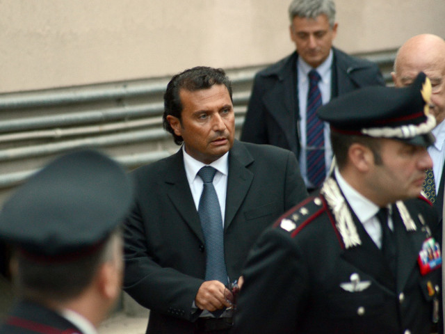Итальянская прокуратура выдвинула официальные обвинения против бывшего капитана круизного лайнера Costa Concordia Франческо Скеттино