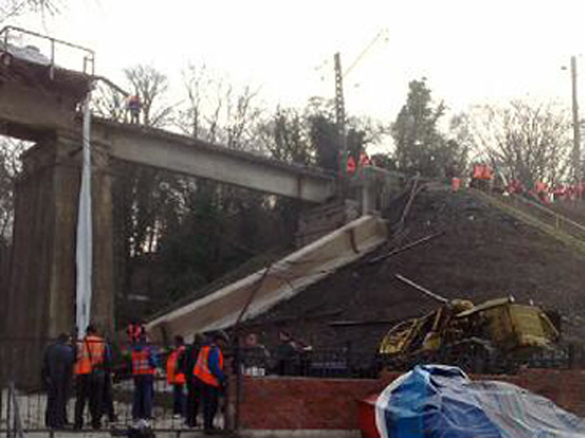В Краснодарском крае в ходе плановых ремонтных работ на 59-м километре участка Сочи-Дагомыс обрушился пролет железнодорожного моста