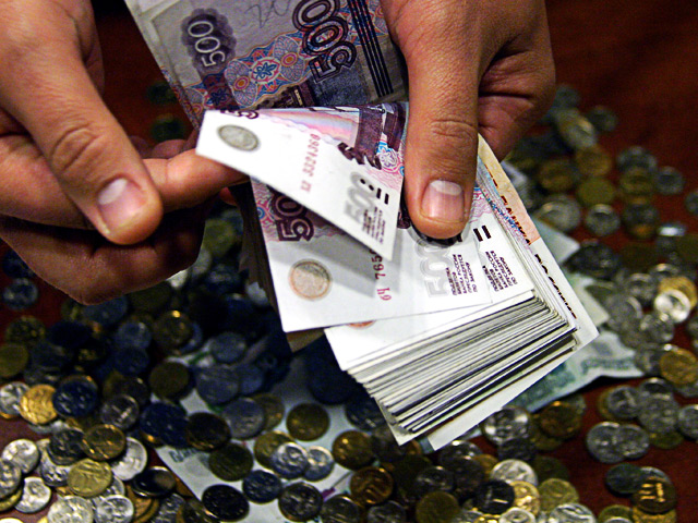 Министерство финансов предлагает с 2015 года запретить гражданам оплачивать наличными деньгами покупки дороже 300 тысяч рублей