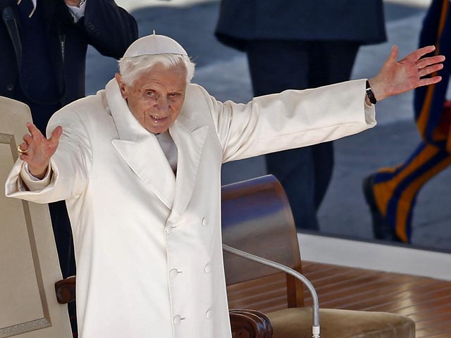 Папа Римский Бенедикт XVI в последний раз обратился к верующим, собравшимся на площади Святого Петра