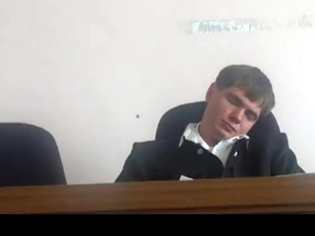 Бывший судья Благовещенского суда Евгений Махно, известный по видеоролику, в котором заснято, как он, наклонив голову, дремал во время судебного заседания, устроился на работу в группу компаний "Петропавловск"