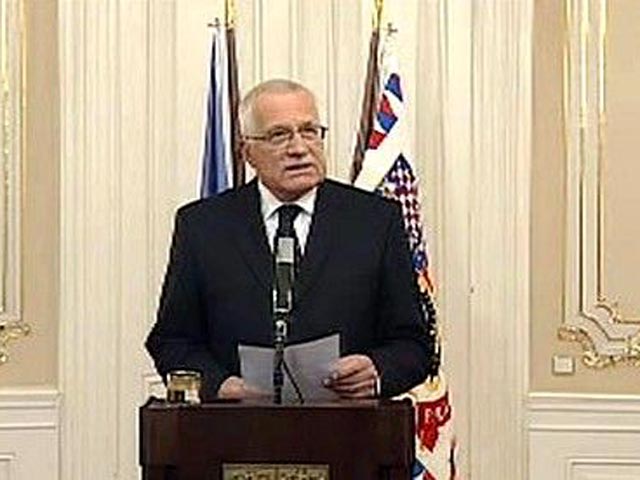 Ряд сенаторов - противников чешского президента Вацлава Клауса собрали большинство голосов в парламенте, чтобы обвинить его в измене родине