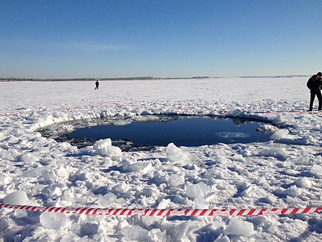 На дне озера Чебаркуль обнаружены несколько воронок, где, предположительно, могут находиться крупные осколки метеорита, упавшего 15 февраля, объявили местные власти
