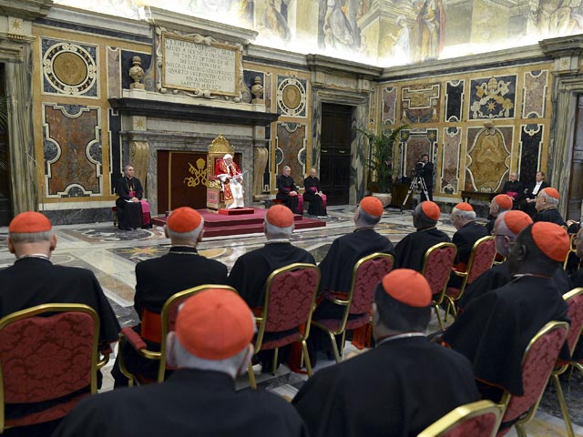 Бенедикт XVI покидает Ватикан. Папа простился с кардиналами и другими провожающими