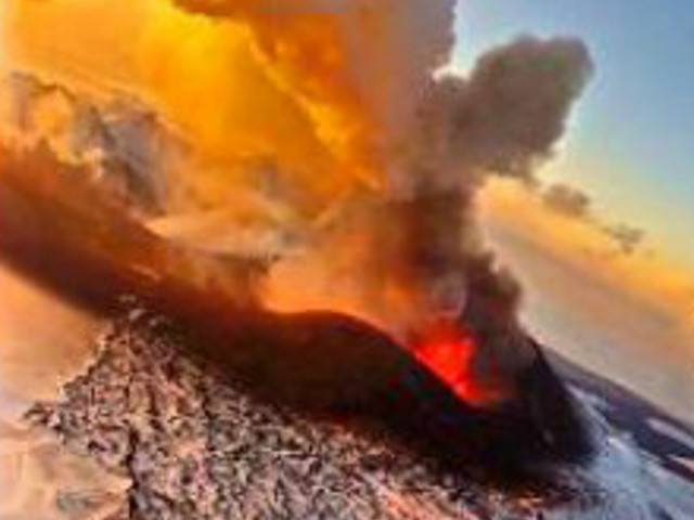 Группа вулканологов Института вулканологии и сейсмологии ДВО РАН в течение трех дней изучала на Камчатке процесс побочного извержения вулкана Плоский Толбачик
