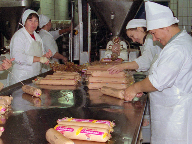 Производители популярных среди россиян колбас жалуются - им трудно будет удержать цены и сохранить производство "докторской", если с 1 июля вступит в силу общий технический регламент Таможенного союза