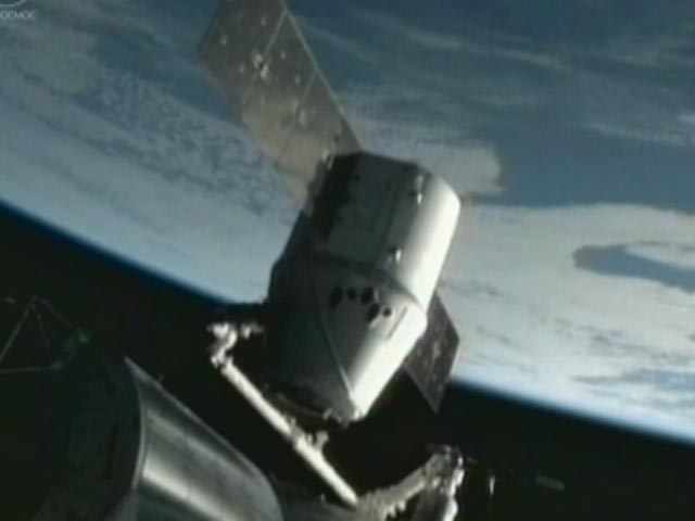 Нештатная ситуация возникла на борту американского космического грузовика Dragon: после выведения на околоземную орбиту он не смог запустить три из четырех двигателей