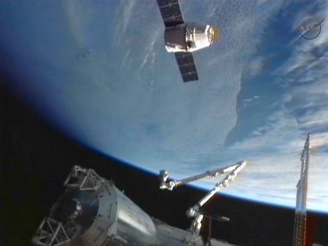 Американский беспилотный грузовой космический корабль Dragon, переживший нештатную ситуацию на борту в пятницу вечером, в штатном режиме движется по орбите к точке рандеву с Международной космической станцией