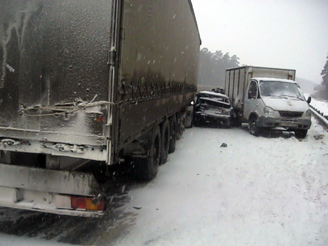 Авария с участием 17 автомобилей произошла в субботу в районе 19 километра дублера Сибирского тракта в Свердловской области