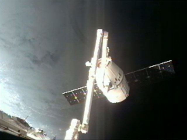 Беспилотный грузовой космический корабль Dragon, переживший нештатную ситуацию после старта, прибыл к МКС