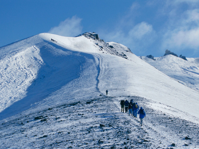 На Камчатке, в районе вулкана Авачинский, погибли три альпиниста. Еще один пострадал. Он обнаружен живым, ему оказывается медицинская помощь