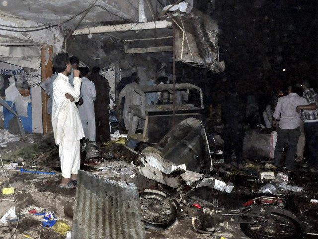 В пакистанском мегаполисе Карачи два заминированных автомобиля были взорваны экстремистами в одном из оживленных районов города, где проживают преимущественно мусульмане-шииты