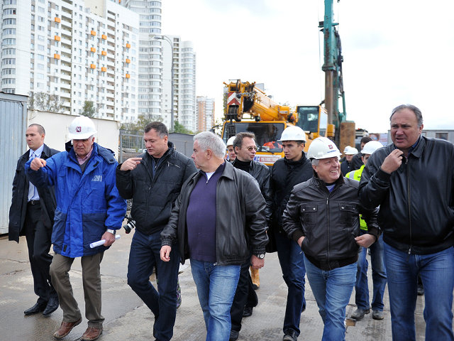 Для строительства новых культовых зданий в Москве необходимо согласие большинства жителей района, заявил заммэра столицы Марат Хуснуллин (на фото - 3-й слева)