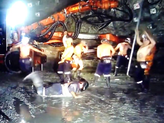 Австралийские шахтеры поплатились за 30 секунд экстравагантного танца "Гарлем-шейк" на рабочем месте. Повторение флешмоба, видео которого разошлось по всему миру с подачи их же соотечественников-подростков, стоило горнякам работы