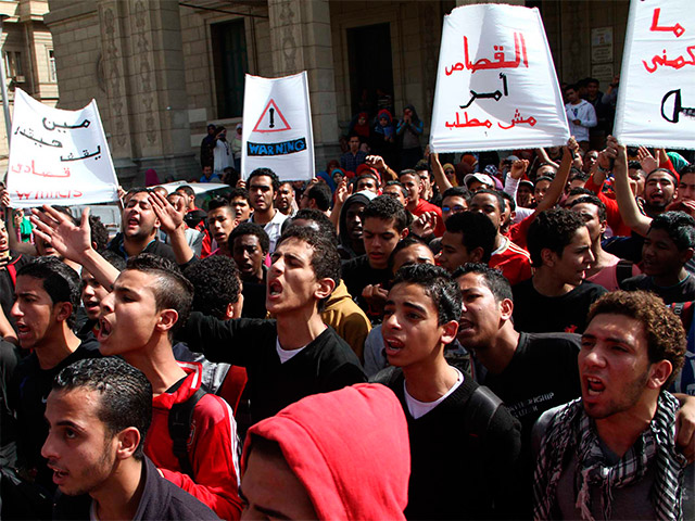 В египетском городе Порт-Саид растет число жертв массовых беспорядков, начавшихся в минувшее воскресенье