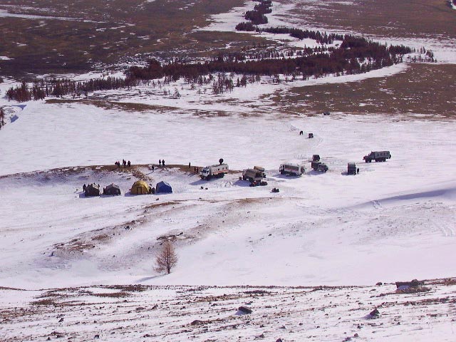 У подножия горы Ак-Башыг, на склоне которой детей накрыло снежной лавиной, развернут палаточный лагерь спасателей МЧС России, который будет находиться там до окончания поисковых работ