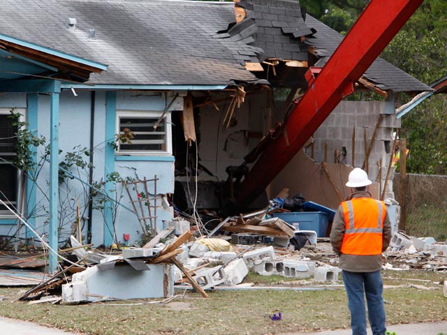 Рабочие снесли дом, под которым в пятницу образовалась огромная воронка, где пропал без вести местный житель Джефф Буш