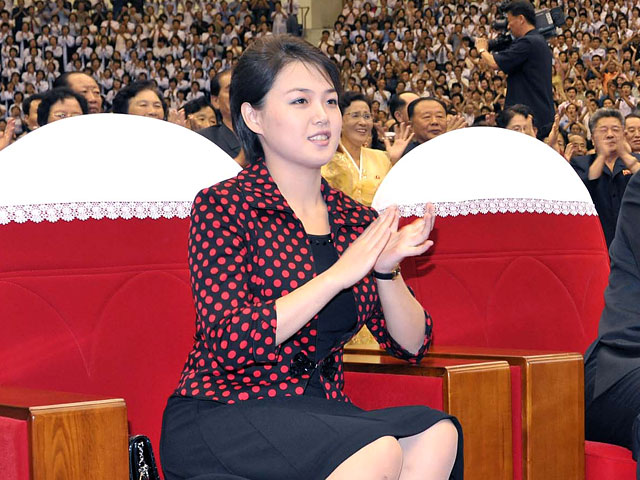 Супруга молодого руководителя КНДР Ким Чен Ына - Ли Соль Чжу - родила девочку в конце прошлого года, сообщает южнокорейская газета Chosun Ilbo со ссылкой на высокопоставленные источники в правительстве страны