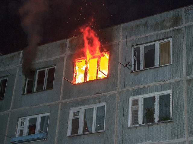 На юго-востоке Москвы мужчина выпрыгнул с девятого этажа, спасаясь от пожара, и остался жив