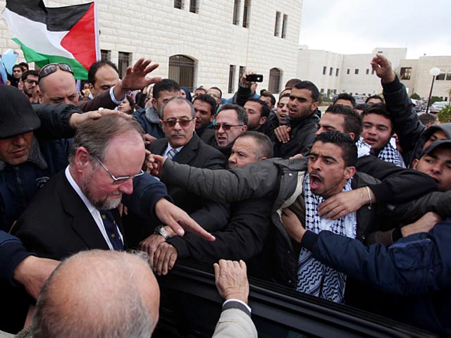 Генеральный консул Великобритании в Израиле Винсент Фин подвергся нападению: в университете "Бир-Зейт" в Рамалле, на Западном берегу реки Иордан, дипломат был атакован группой студентов
