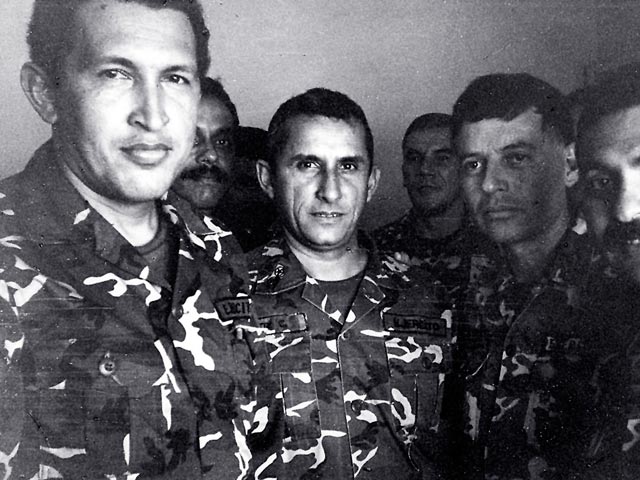 Уго Чавес (на фото - слева), 1992 год
