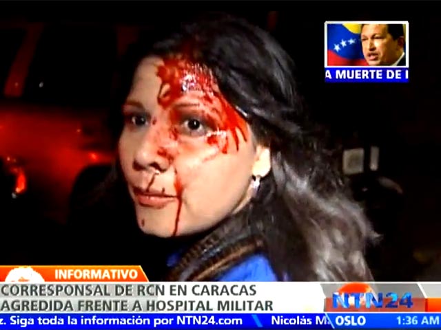 Под горячую руку активистам попалась журналистка телеканала RCN Кармен Андреа Ренхифо, которая снимала репортаж о смерти команданте на фоне госпиталя