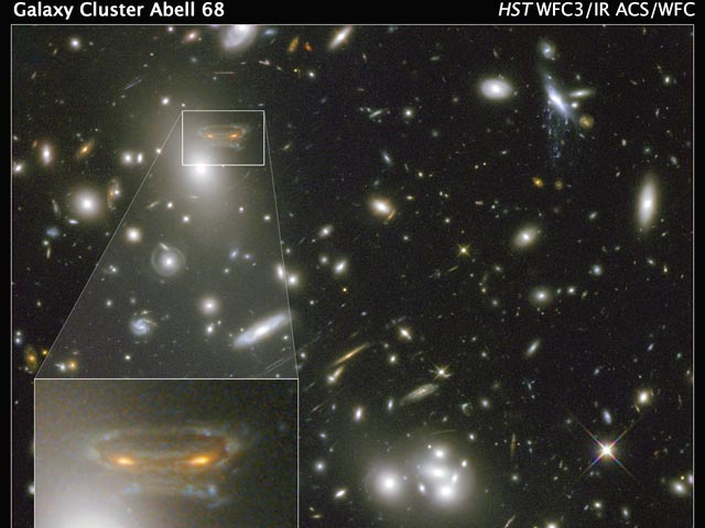 Американское аэрокосмическое агентство NASA опубликовало на своем сайте снимок телескопа Hubble, на котором можно увидеть странное изображение "всматривающегося в нас из глубин космоса инопланетянина"