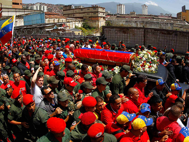 Гроб с телом президента Венесуэлы Уго Чавеса, накрытый государственным флагом, вывезли из военного госпиталя в Каракасе