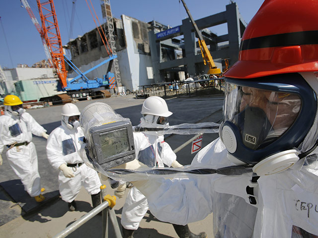 Ликвидаторам аварии на японской АЭС "Фукусима-1" приходится страдать не только от радиации и изнурения, но и от критики местной общественности