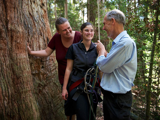 Австралийская защитница природы Миранда Гибсон, живущая на огромном эвкалиптовом дереве, спустилась на землю, чтобы переждать пожар