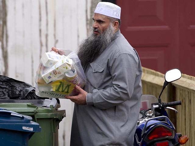 Британская полиция арестовала обвиняемого в терроризме мусульманского проповедника Абу Катаду за нарушение условий освобождения его под залог