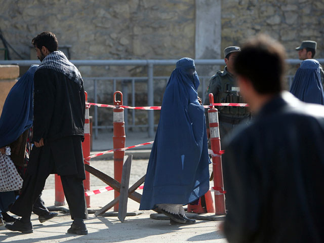 Три женщины и два ребенка пострадали в субботу при обстреле авиацией НАТО позиций талибов в восточной афганской провинции Нангархар