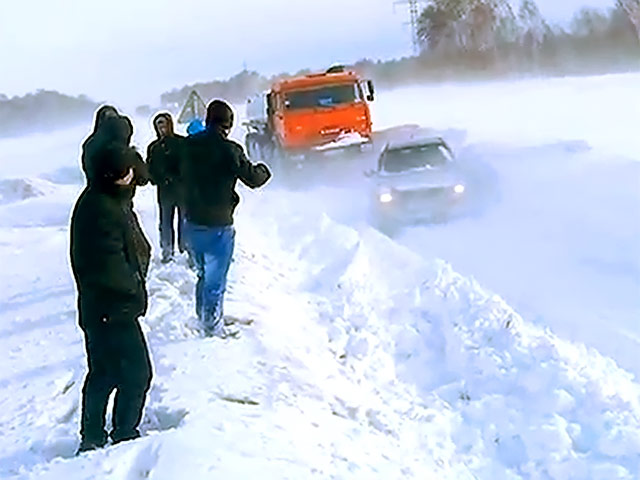 В Новосибирской области, где к утру расчистили от снежных заносов трассу Новосибирск - Ленинск-Кузнецкий, высвободив более 100 автомобилей, снова образовался затор