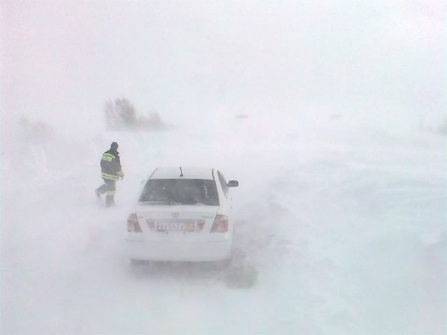Снежная метель осложнила движение транспорта в Сибири и привела к первым жертвам