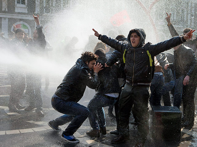 Бакинская полиция жестко пресекла попытку группы молодежи провести в центре города несанкционированную акцию протеста под девизом "Нет солдатским смертям"