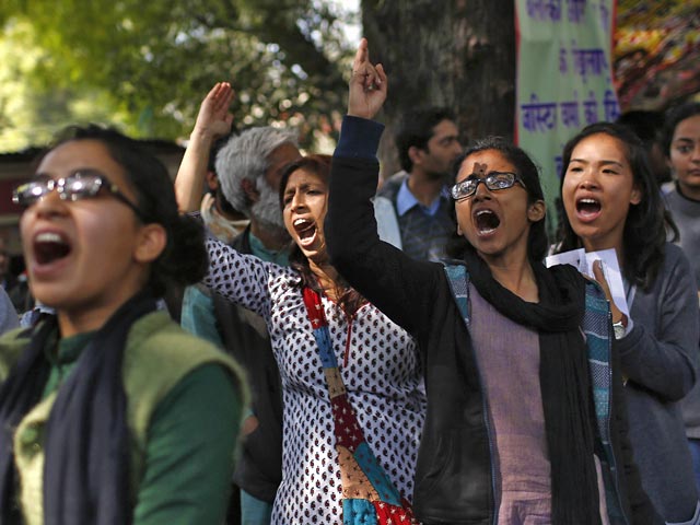 Один из обвиняемых в резонансном массовом изнасиловании девушки в автобусе в индийской столице Дели в понедельник покончил с собой
