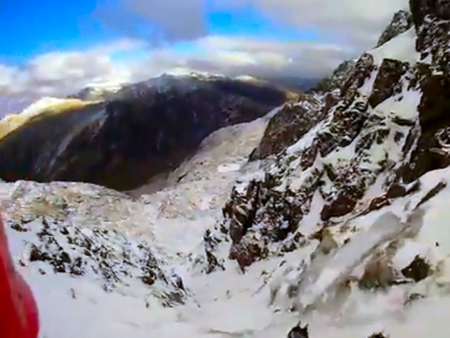 В национальном парке Сноудония на севере Уэльса альпинист, потеряв равновесие из-за падавшей на него глыбы льда, сорвался с горы и скатился с высоты около 30 метров